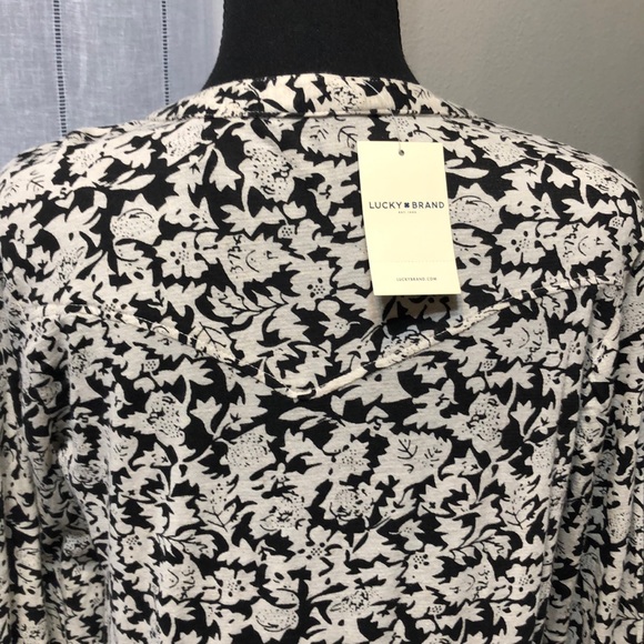 🆕Lucky Brand floral pintuck long sleeve top - Picture 7 of 7